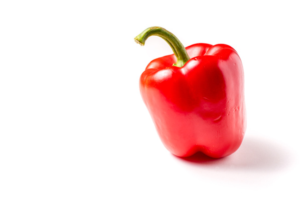 Rode organische snack peper, bellpepper geïsoleerd op witte achtergrond - Foto, afbeelding