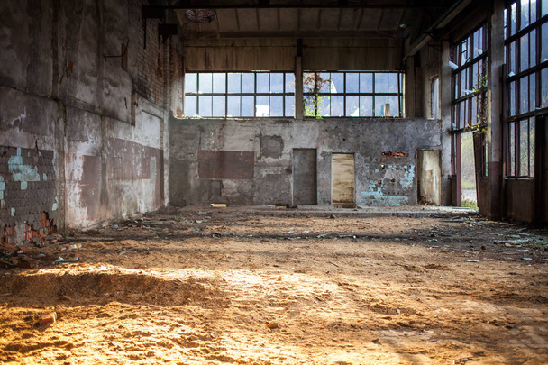 Antigua sala de fábrica vacía rota rural
 - Foto, imagen