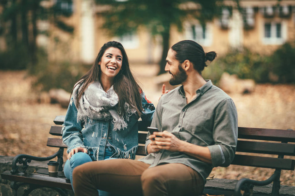sorrindo casal passar o tempo feliz no parque de outono
 - Foto, Imagem