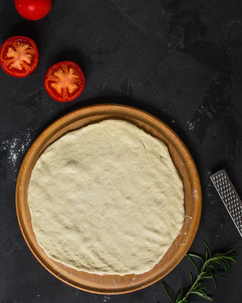 pizza, pâte, ingrédients, tortilla (cuisson). Vue supérieure avec espace de copie
 - Photo, image