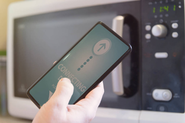 Conectando horno microondas con teléfono inteligente - Foto, Imagen