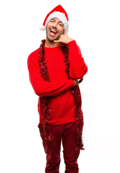 Людина з червоний одяг святкування різдвяних свят, роблячи телефон жест. Зателефонуйте мені назад знак на ізольованих білим тлом - Фото, зображення