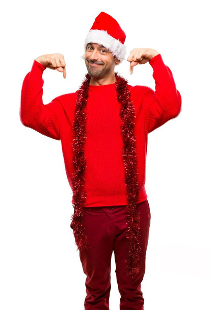 Homem com roupas vermelhas comemorando as férias de Natal apontando para baixo com os dedos no fundo branco isolado
 - Foto, Imagem