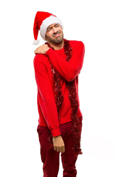 Людина з червоний одяг святкування різдвяних свят, які страждають від болю в плечі для зробивши зусилля на ізольованих білим тлом - Фото, зображення