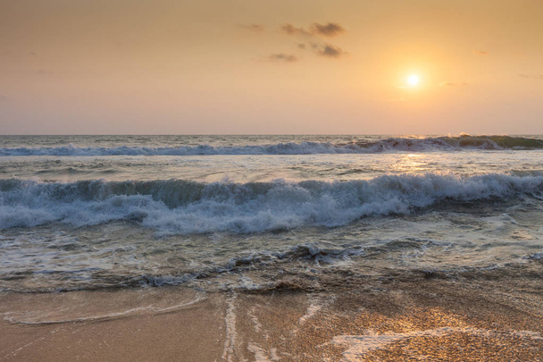Oceano Índico ao pôr do sol. Varkala. Kerala. Índia
 - Foto, Imagem