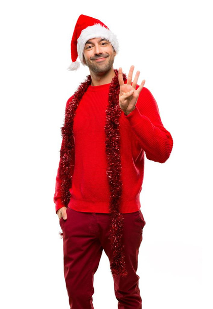 Людина з червоний одяг святкування різдвяних свят щасливі і підрахунку чотири пальцями на ізольованих білим тлом - Фото, зображення