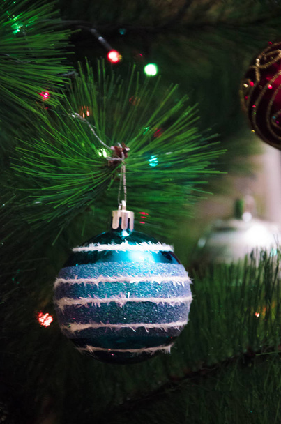 Juguetes en el árbol de Navidad
 - Foto, imagen