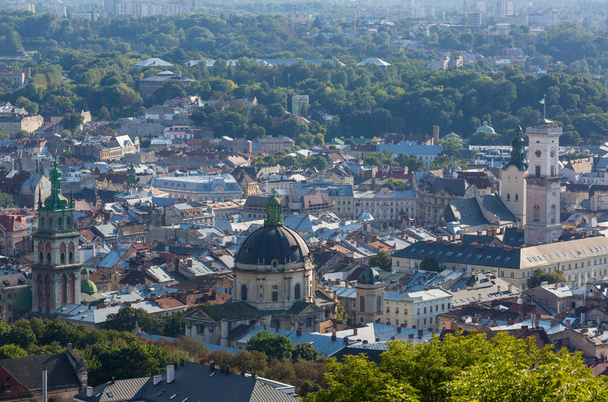 View down on the roofs of the Ukrainian city of Lviv - Foto, Imagen