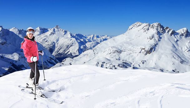 eine junge Frau beim Skifahren in den Bergen - Foto, Bild