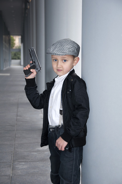 niño pequeño con un arma - Foto, imagen