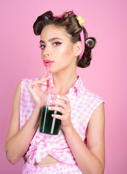 pinup girl with fashion hair. pin up woman with trendy makeup. perfect housewife. retro woman drink summer cocktail. pretty girl in vintage style. Tastes like summer. - Foto, Bild