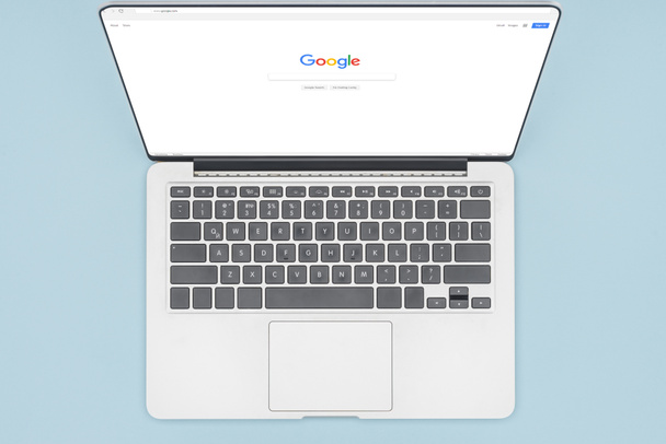Vista superior de la computadora portátil con el navegador de Google abierto aislado en azul claro
  - Foto, Imagen