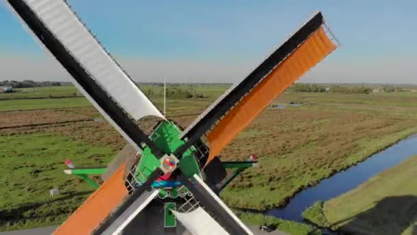 Mlýn v Holandsku letecké zobrazení oddálit, closeup - Záběry, video