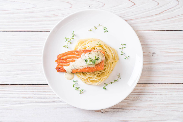 spaghetti with fried salmon on plate - Foto, Imagen