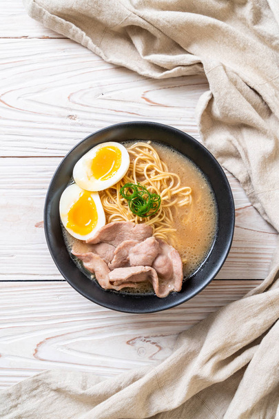 tonkotsu ramen noodles with pork and egg - japanese style - Foto, imagen