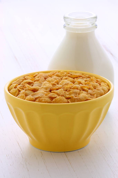 Вкусный и питательный завтрак кукуруза хлопает в ретро-винтажном стиле
 - Фото, изображение