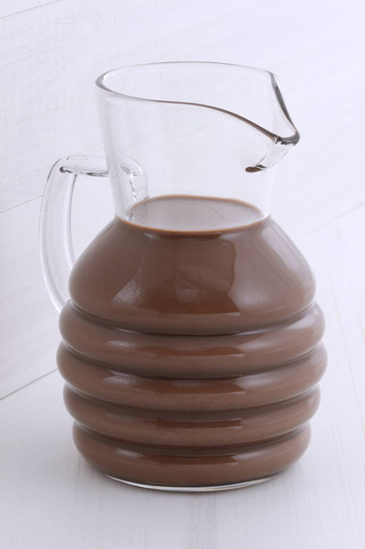 Vintage stil üzerinde lezzetli taze çikolatalı süt. - Fotoğraf, Görsel
