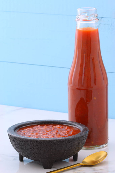 Kunsthandwerk mexikanische heiße Salsa in Vintage-Talavera-Schüssel, mit einem köstlichen frischen scharfen Geschmack, auf Vintage-Carrara-Marmortisch. - Foto, Bild
