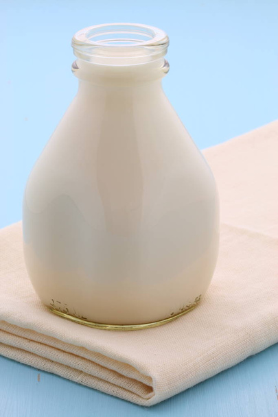 Delizioso latte fresco, su stile vintage
. - Foto, immagini