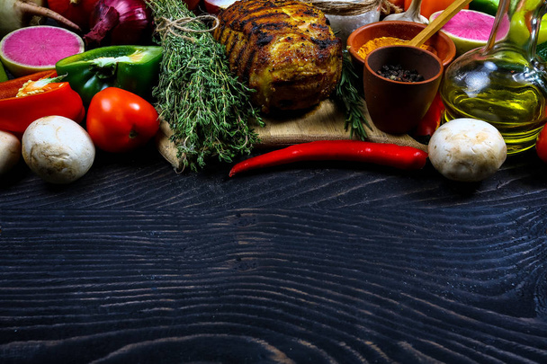 Beef Steak Gemüse und Gewürze auf schwarzem Holz Hintergrund mit freiem Raum für Text-Design oder Logotyp Menü Restaurant. Lebensmittel-Hintergrund. Textbereich. - Foto, Bild