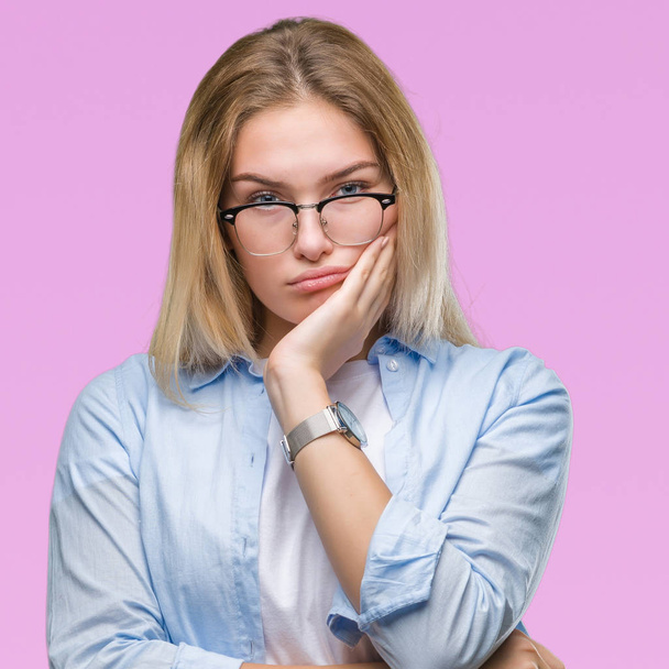 Jeune femme d'affaires caucasienne portant des lunettes sur fond isolé pensant fatigué et ennuyé avec des problèmes de dépression avec les bras croisés
. - Photo, image