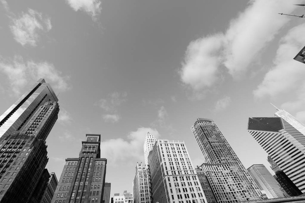 ビンテージ トーンが典型的なスカイライン事務所空青い雲に対してダウンタウン シカゴの建物のビューを検索します。 - 写真・画像