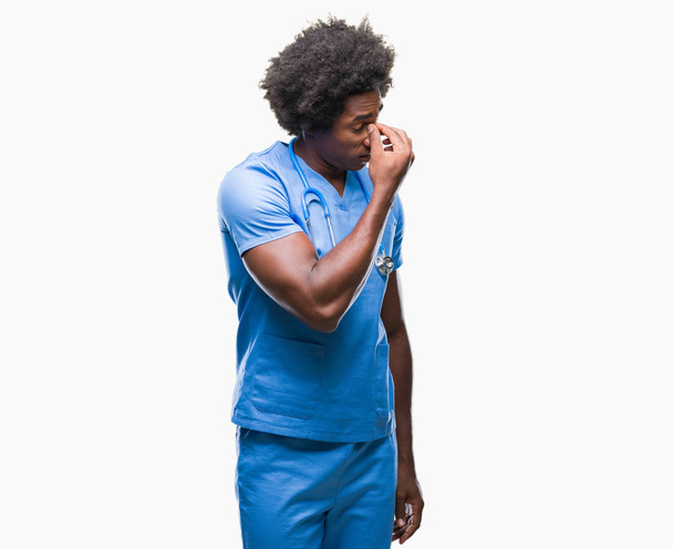 Afro Amerikalı cerrah doktor adam izole arka burun ve göz yorgunluğu ve baş ağrısı duygu sürtünme yorgun. Stres ve hayal kırıklığı kavramı. - Fotoğraf, Görsel