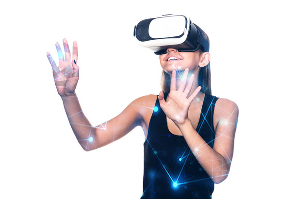 jeune femme avec casque de réalité virtuelle et regardant la caméra isolée sur fond blanc - Photo, image