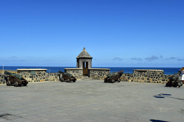 スペイン、カナリア諸島, テネリフェ島、公共カスティージョ サン フェリペ、プエルト ・ デ ・ ラ ・ クルスの中世の要塞の古い大砲 - 写真・画像
