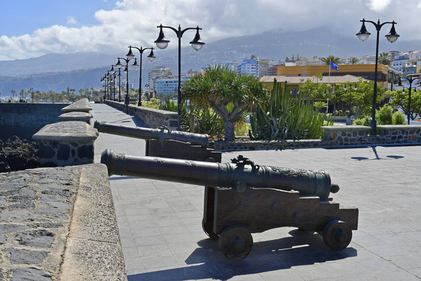España, Islas Canarias, Tenerife, cañones antiguos en público Castillo San Felipe, fortaleza medieval en Puerto de la Cruz
 - Foto, imagen