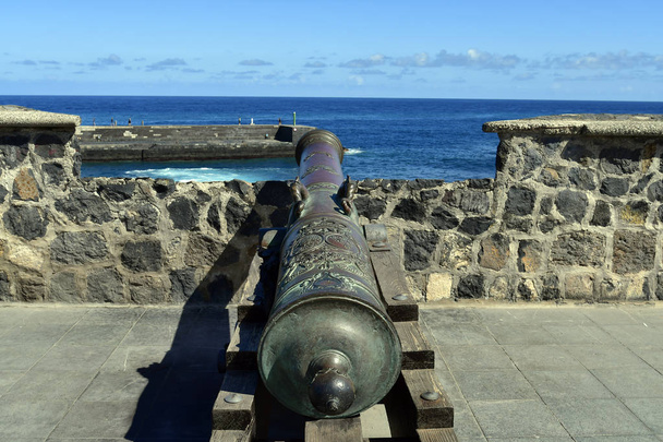 Spanien, Kanarische Inseln, Teneriffa, alte Kanonen in der Öffentlichkeit castillo san felipe, eine mittelalterliche Festung in puerto de la cruz - Foto, Bild