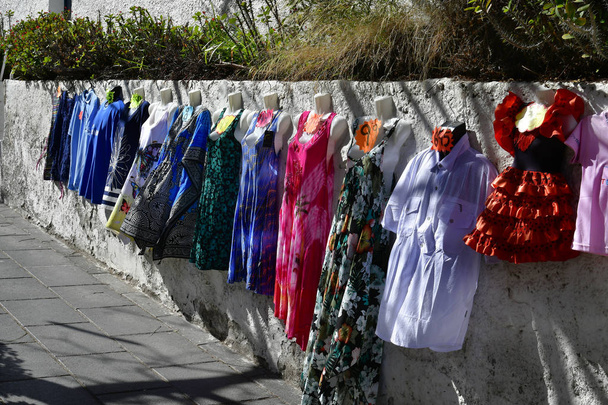 Испания, Канарские острова, Тенерифе, разная одежда на стене
 - Фото, изображение