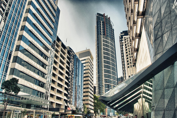 moderne stad wolkenkrabbers van straat niveau - Foto, afbeelding
