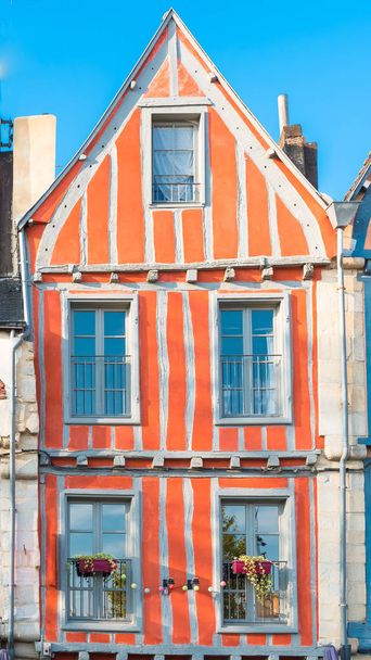     Vannes, Brittany, stare domy z muru pruskiego, typowe elewacje  - Zdjęcie, obraz