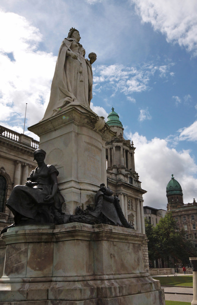 Kuningatar Victorian patsas Belfastin kaupungintalolla
 - Valokuva, kuva