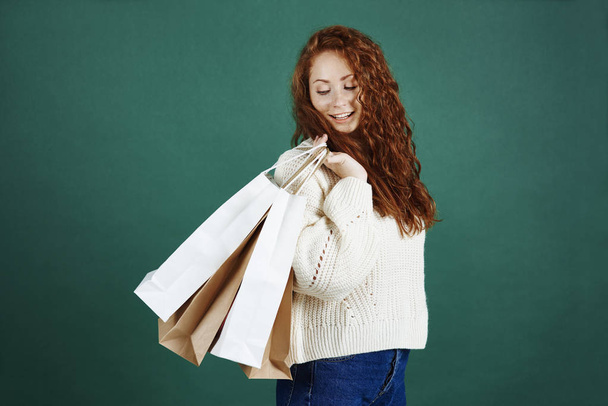 Chica feliz con bolsas de compras en el estudio de tiro
  - Foto, imagen
