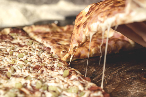 Pizza fresca al forno con formaggio fuso e funghi. Focus selettivo
 - Foto, immagini