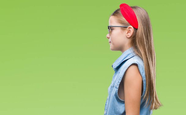Młode piękne dziewczyny noszenia okularów przeciwsłonecznych na białym tle patrząc w bok, zrelaksować się poza profil z naturalną twarz uśmiech i pewność siebie. - Zdjęcie, obraz