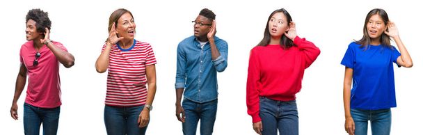 Zusammensetzung einer afrikanisch-amerikanischen, hispanischen und chinesischen Gruppe von Menschen auf isoliertem weißen Hintergrund, die lächelnd mit der Hand über dem Ohr Gerüchten oder Klatsch lauschen. Konzept für Gehörlosigkeit. - Foto, Bild