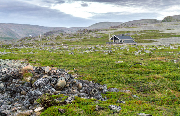 Traditional summer houses on the coast of the Barents Sea along the Varanger National Tourist Route, Finnmark, Norway - Foto, afbeelding