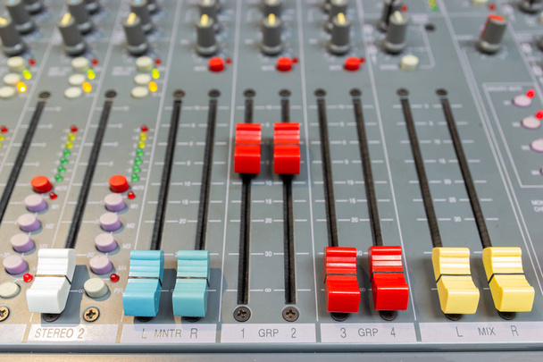 Close up Mixing Console di un grande impianto HiFi, Le apparecchiature audio e il pannello di controllo del mixer da studio digitale
 - Foto, immagini