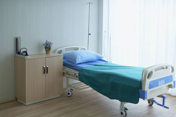 bed in lege kamer van het ziekenhuis - Foto, afbeelding