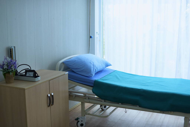 cama en habitación vacía del hospital
 - Foto, imagen