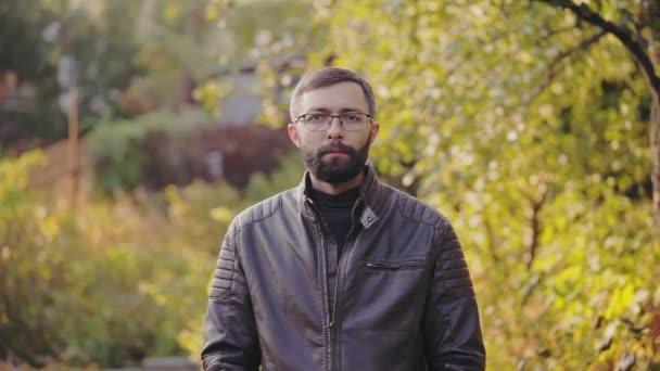 Hombre barbudo estornuda en el parque de otoño
 - Metraje, vídeo