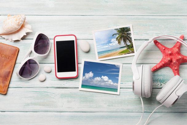 Viaggio vacanza e musica concetto con cuffie, smartphone, occhiali da sole, stelle marine e foto su sfondo di legno. Vista dall'alto con spazio di copia. Piatto. Tutte le foto scattate da me
 - Foto, immagini