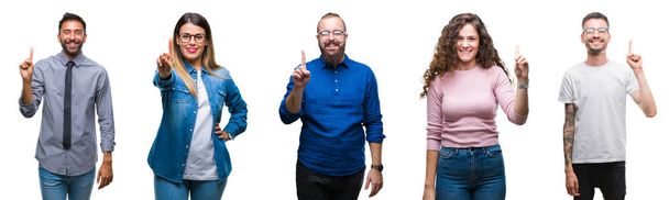 Collage einer Gruppe junger, lässiger Menschen vor isoliertem Hintergrund, die mit Finger Nummer eins zeigen und nach oben zeigen, während sie selbstbewusst und glücklich lächeln. - Foto, Bild