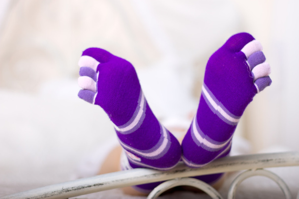 明るい紫色のソックスで女性の足 - 写真・画像