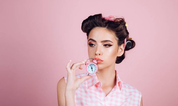 pin up woman with trendy makeup. retro woman with alarm clock. Time. pinup girl with fashion hair. sleepy tired girl in vintage style. good morning. time management, copy space. time to think - Valokuva, kuva