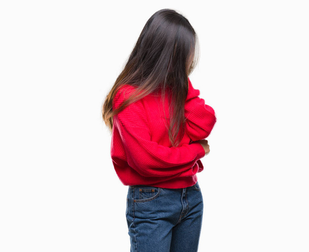Mladá asijská žena nosí zimní svetr izolované pozadí se smutným výrazem pokrývající obličej rukama a plakat. Koncept deprese. - Fotografie, Obrázek
