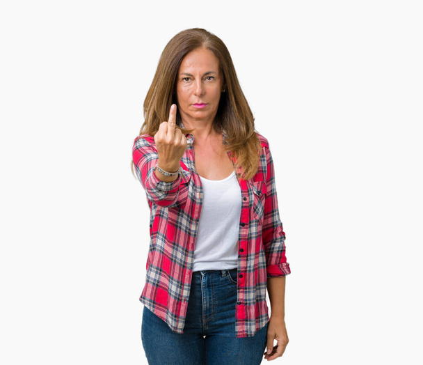schöne Frau mittleren Alters trägt über isoliertem Hintergrund zeigt Mittelfinger, unhöflich und unhöflich fuck off Ausdruck - Foto, Bild
